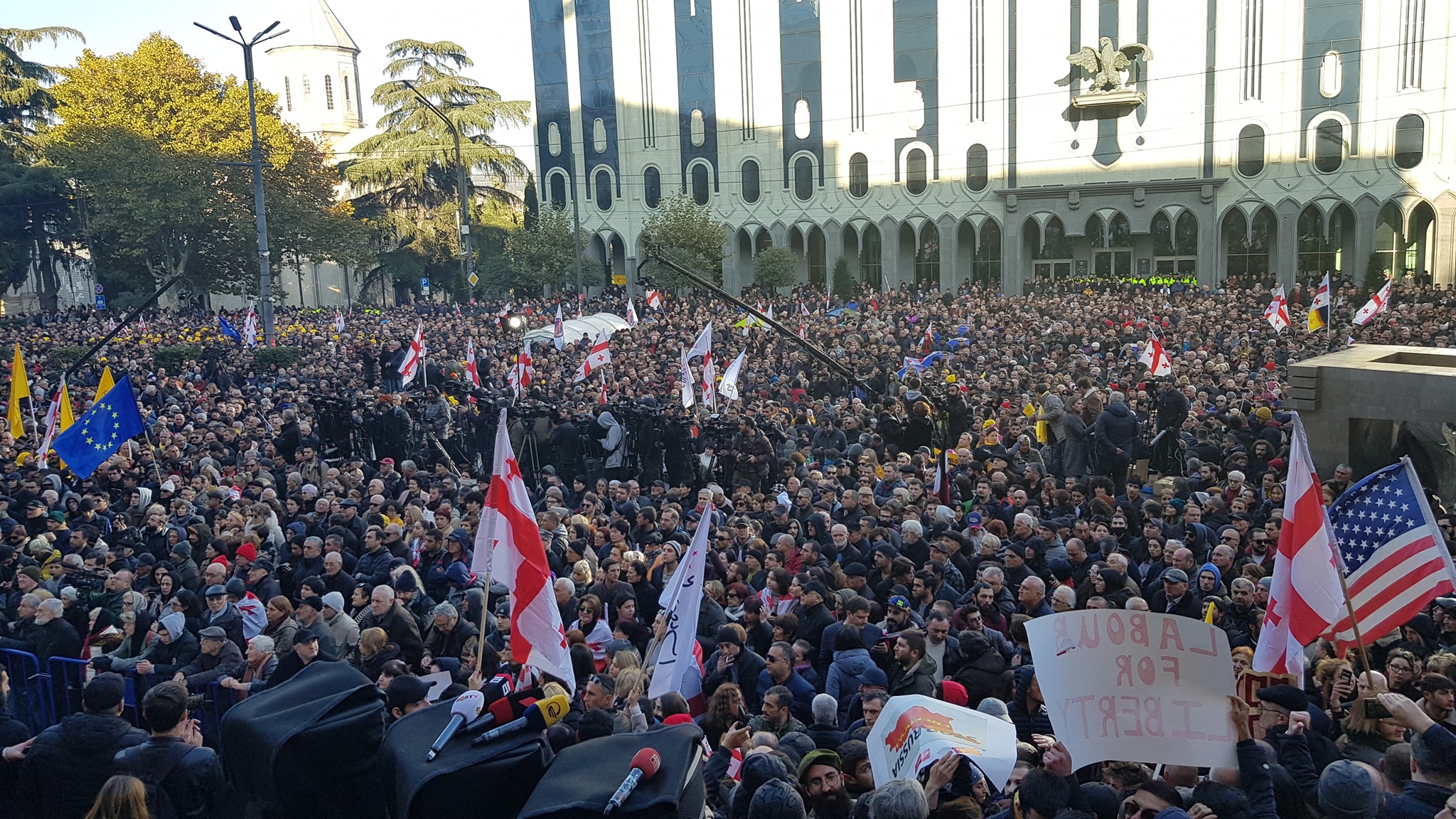 Новости сегодня свежие грузия и россия фан. Митинг в Тбилиси. События в Грузии. Грузия сейчас. Оппозиция Грузии.