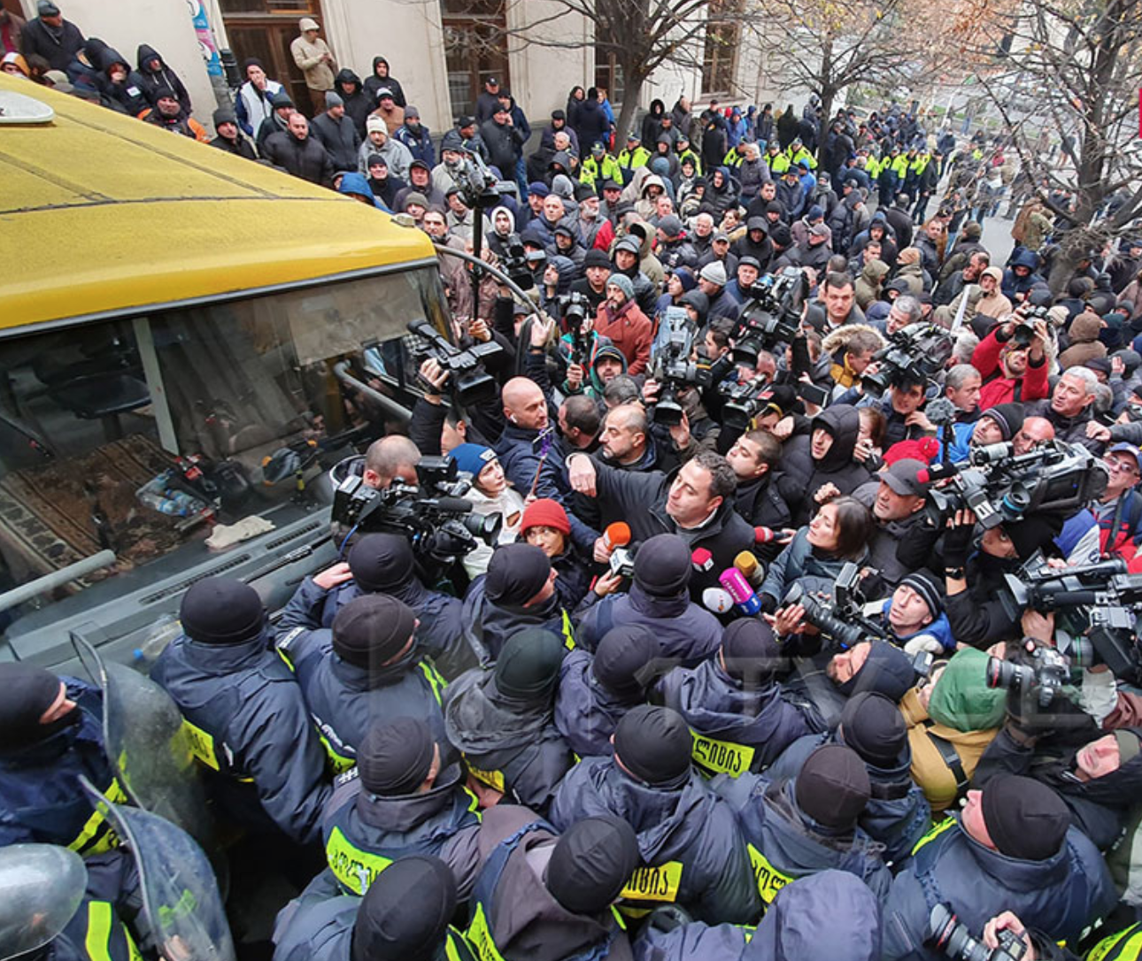 Новости срочные свежее видео. Последние события в Тбилиси. Митинг в Грузии сегодня. Тбилиси новости. Обстановка в Грузии сегодня последние.