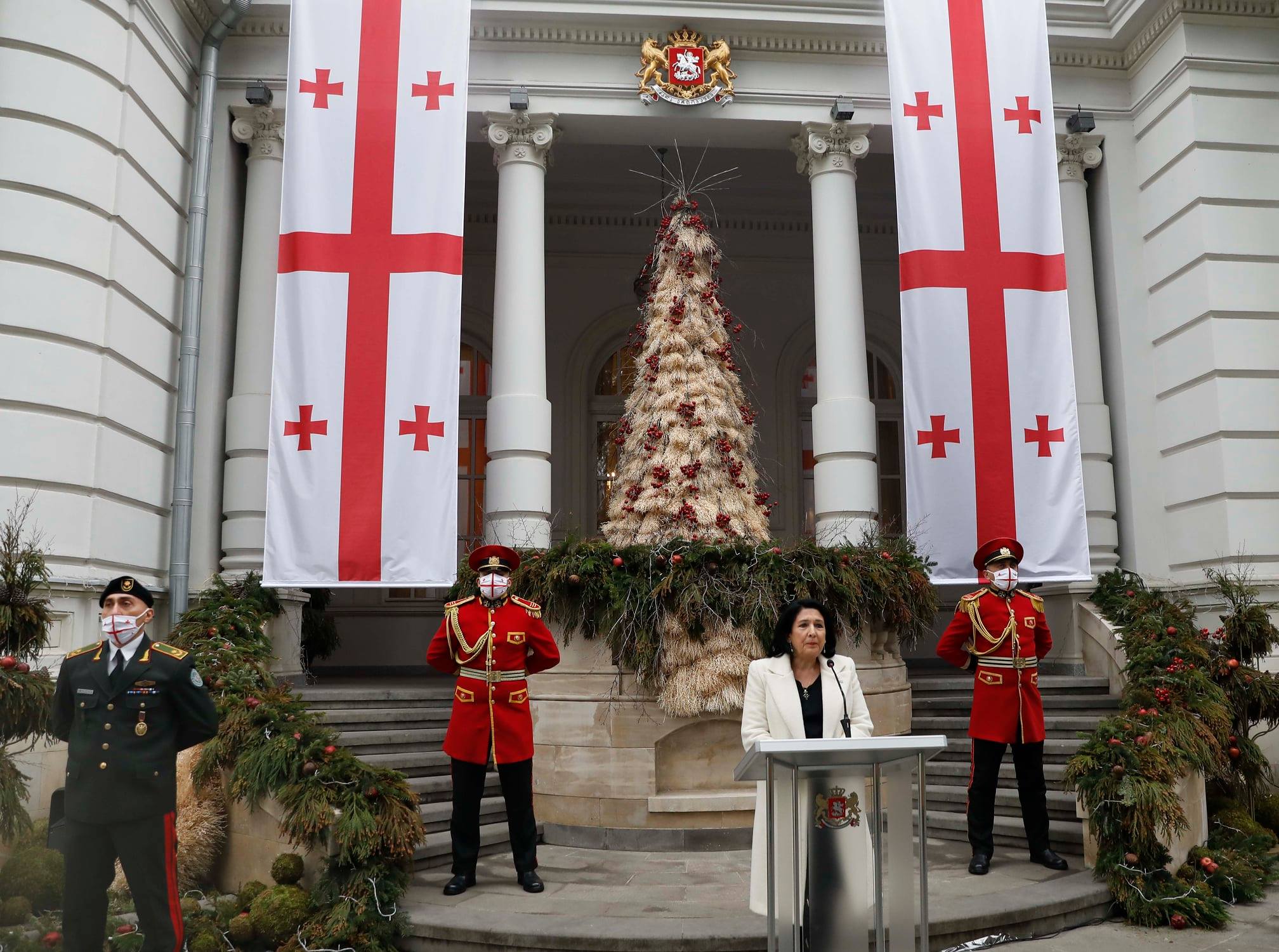 Грузия события сегодня свежие новости. Резиденция президента Грузии Орбелиани. Администрация Грузии. Саакашвили и флаг Грузии. Грузия новый год Церковь.