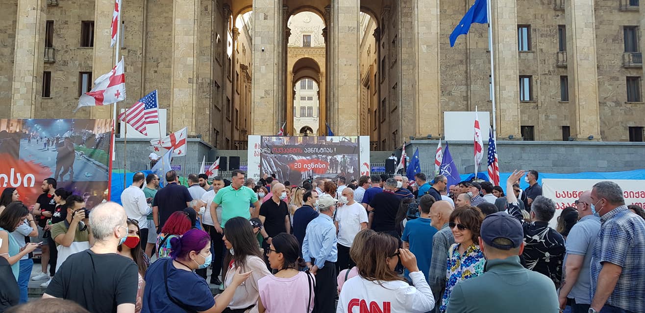 Новости грузии срочно. Митинг в Тбилиси 20 ივნისი. Антиправительственная демонстрация в Тбилиси. Гаврилов в Тбилиси парламент. Митинг в Тбилиси в поддержку Украины.