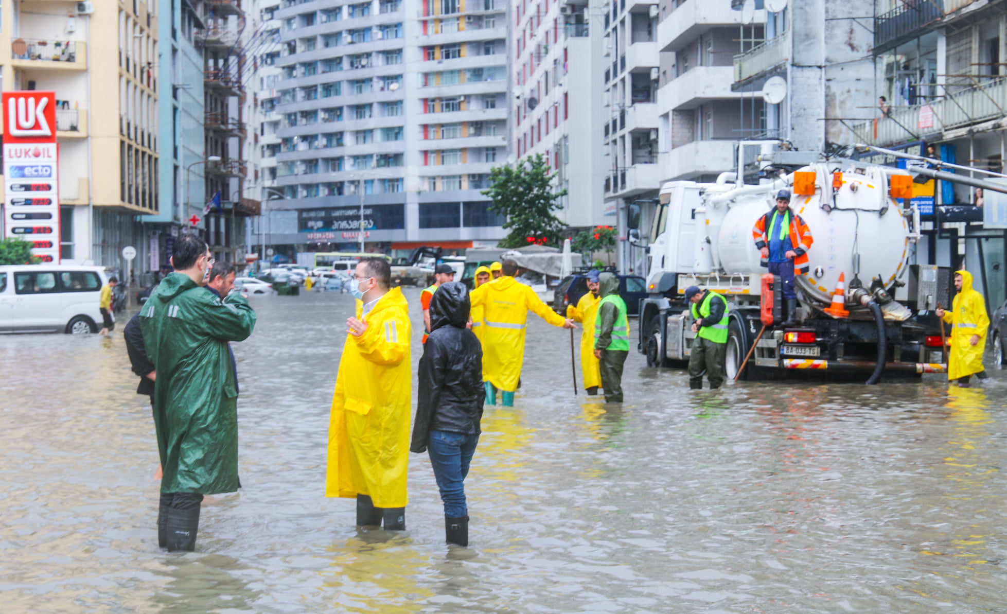 Температура воды в батуми. Ливень в Батуми. Батуми наводнение. Ливни в Батуми 2022. Потоп в Батуми.