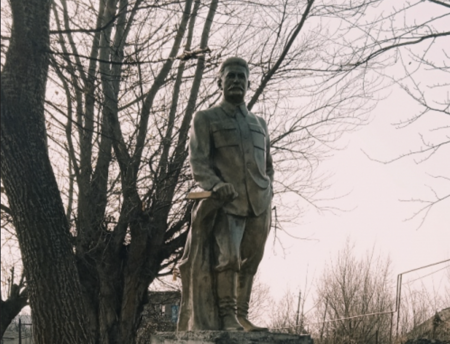 Памятник сталину в грузии. Статуя сталина в грузии. памятники сталина в грузии. памятник сталина в тбилиси.