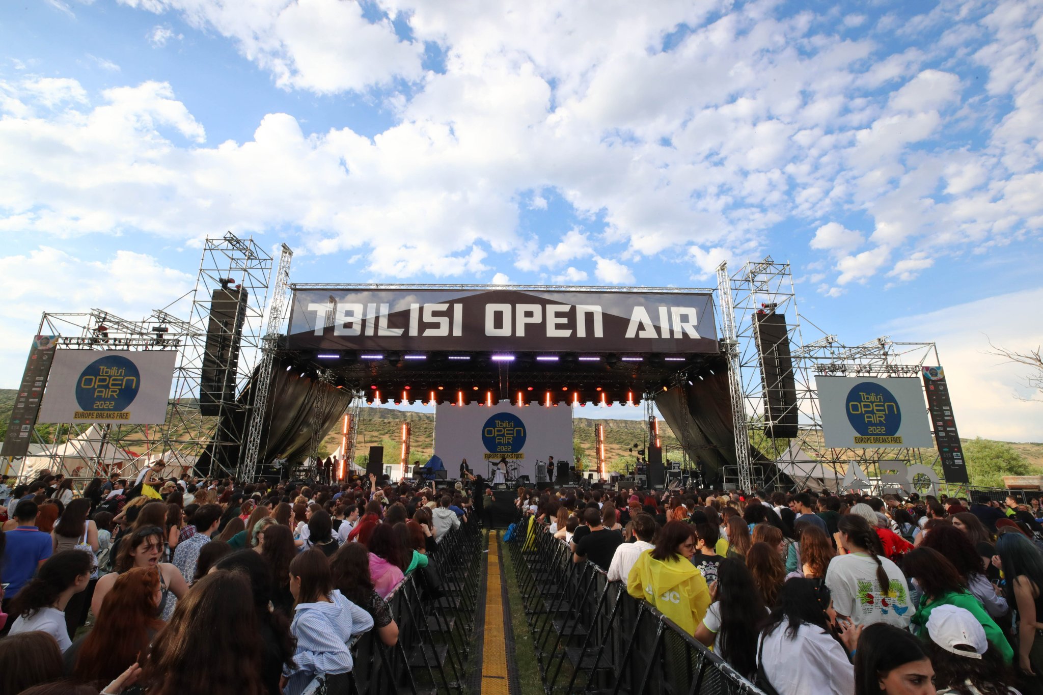Телефоны, одежда и ключи от машин фестиваль Tbilisi Open Air открыл