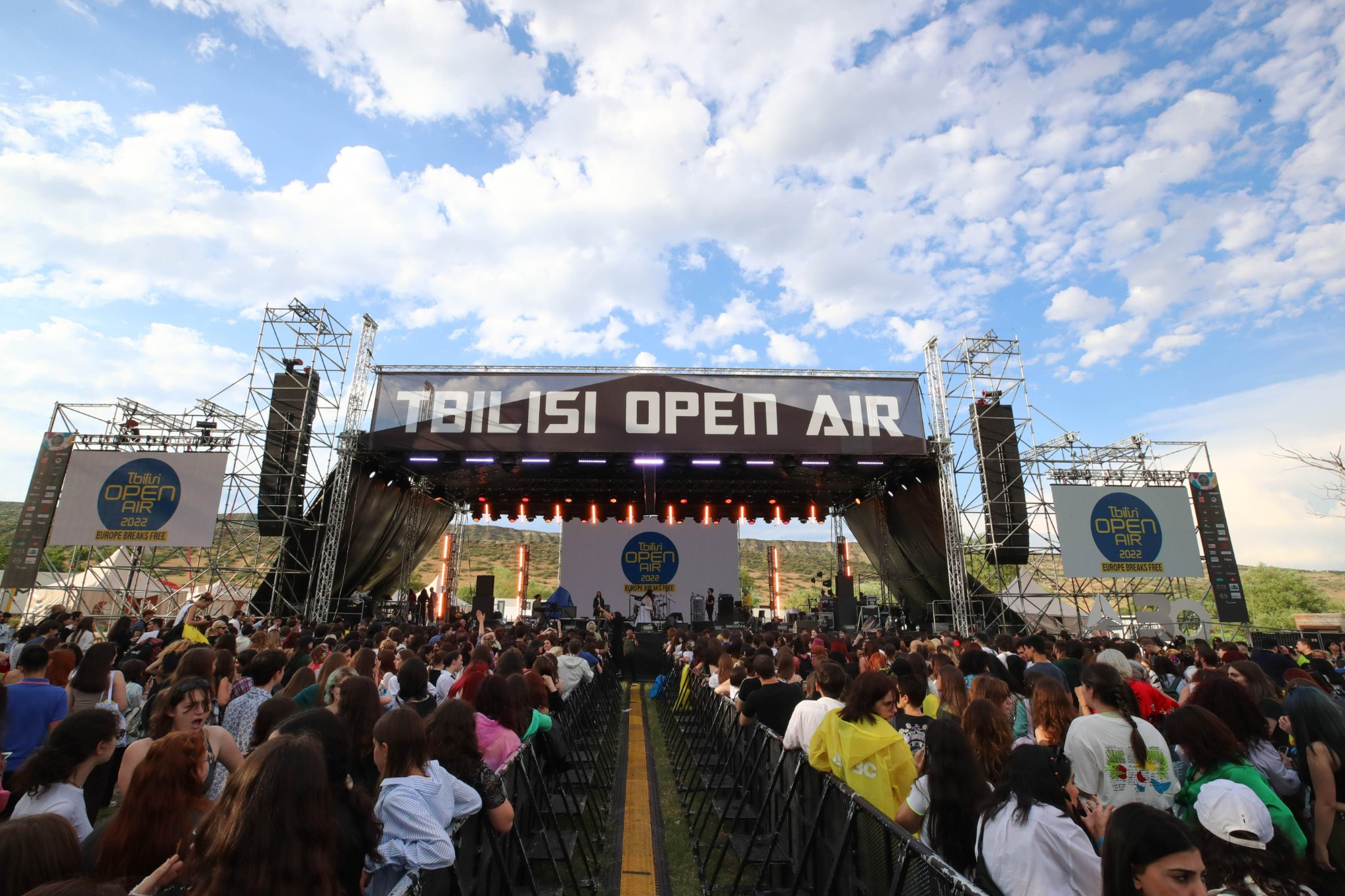 Телефоны, одежда и ключи от машин фестиваль Tbilisi Open Air открыл