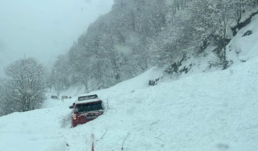 Операция по эвакуации граждан, блокированных снегом у села Рошка Душетского муниципалитета