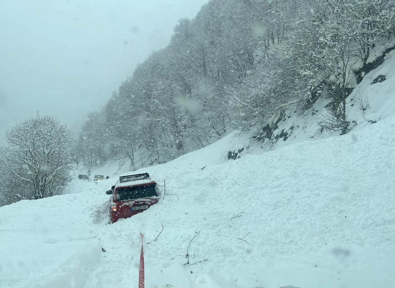 Операция по эвакуации граждан, блокированных снегом у села Рошка Душетского муниципалитета