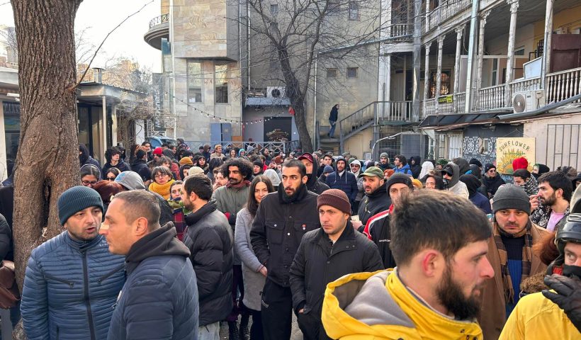 Протестная акция перед анонсированным выселением должников из квартиры на улице Зандукели в Тбилиси