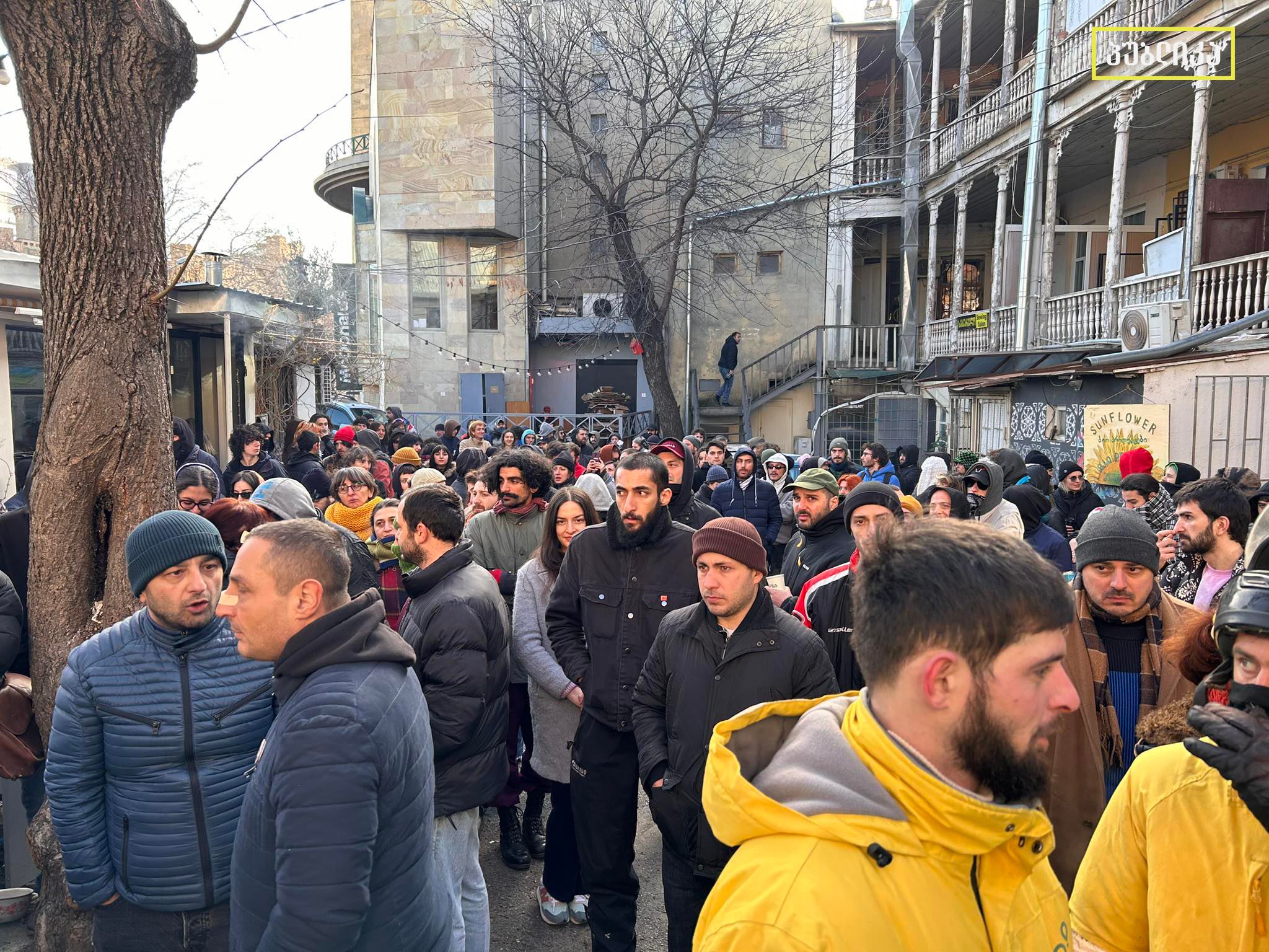 Протестная акция перед анонсированным выселением должников из квартиры на улице Зандукели в Тбилиси