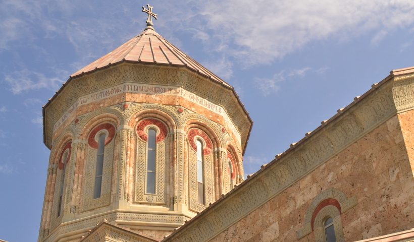 Считается, что святая Нино прожила около 67 лет и похоронена в селении Бодбе в Кахетии, недалеко от города Сигнахи. Над могилой святой возведен кафедральный собор во имя небесных покровителей Грузии — Георгия Победоносца и Нино — трехнефная базилика IX века