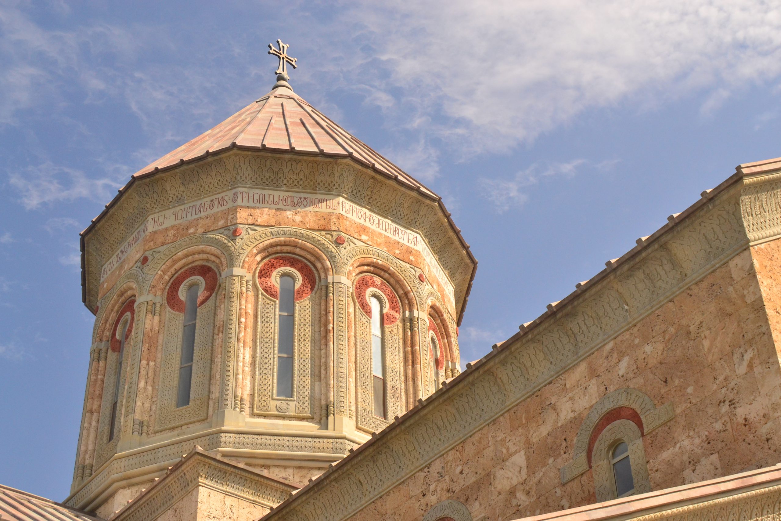 Считается, что святая Нино прожила около 67 лет и похоронена в селении Бодбе в Кахетии, недалеко от города Сигнахи. Над могилой святой возведен кафедральный собор во имя небесных покровителей Грузии — Георгия Победоносца и Нино — трехнефная базилика IX века