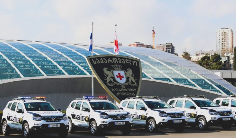 Патрульной полиции в двух регионах Грузии передали новые внедорожники