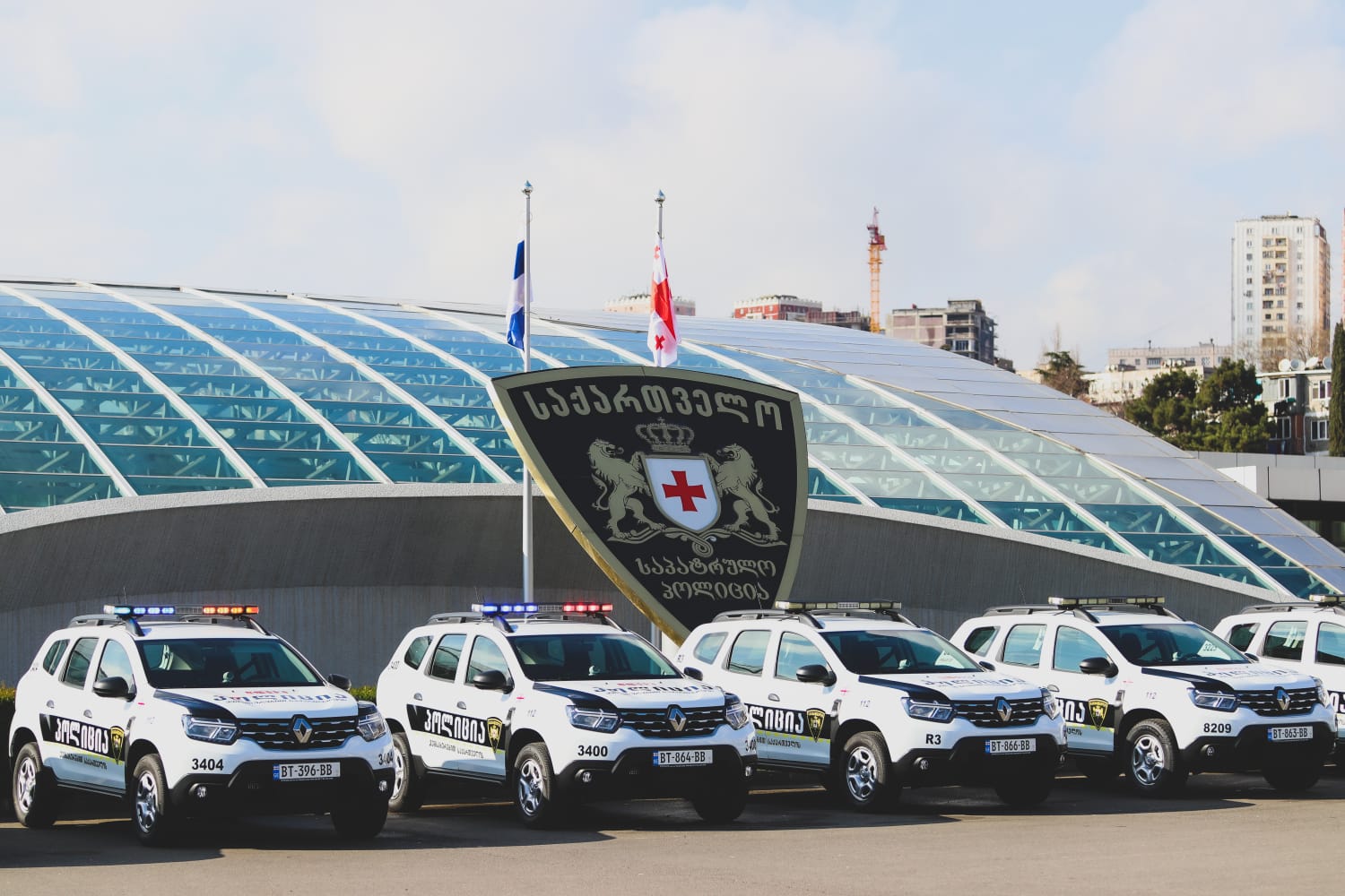 Патрульной полиции в двух регионах Грузии передали новые внедорожники