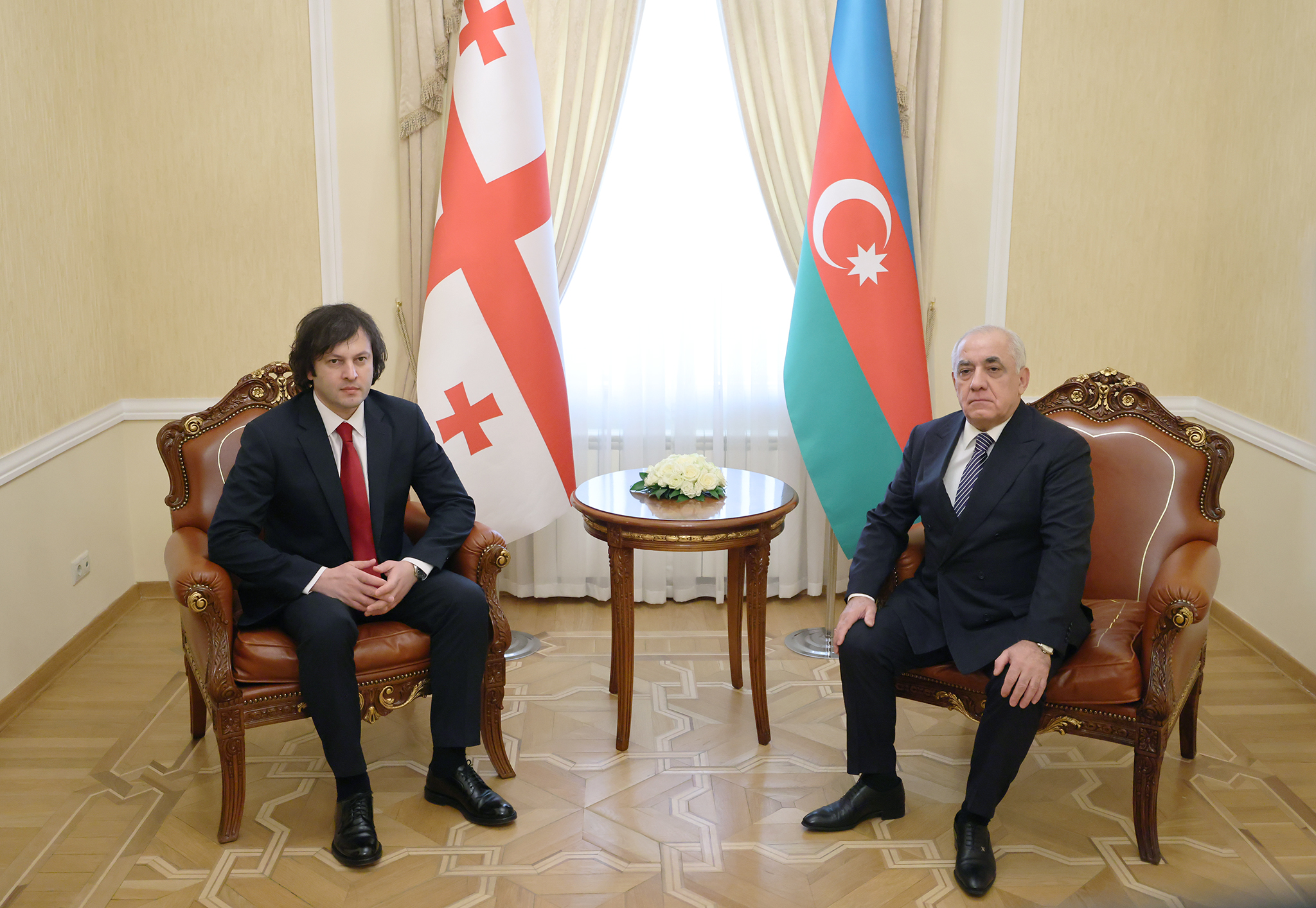 Премьер-министр Грузии Ираклий Кобахидзе и его азербайджанский коллега Али Асадов на встрече в Баку обсудили экономические отношения двух стран и вопросы обеспечения мира в регионе Южного Кавказа
