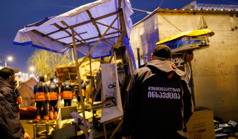 Власти Тбилиси демонтировали прилавки уличных торговцев с территории, прилегающей к Дезертирскому рынку и Вокзальной площади.