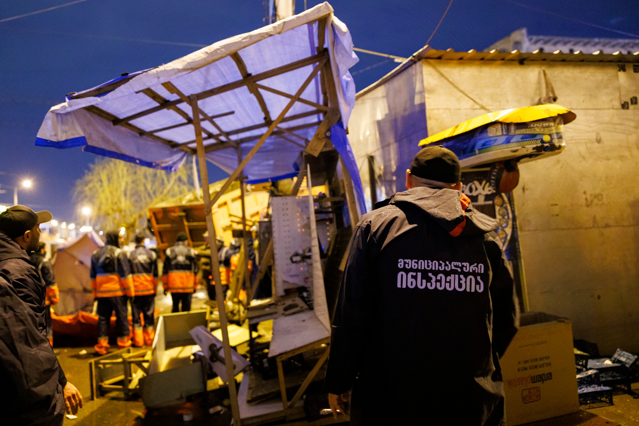 Власти Тбилиси демонтировали прилавки уличных торговцев с территории, прилегающей к Дезертирскому рынку и Вокзальной площади.