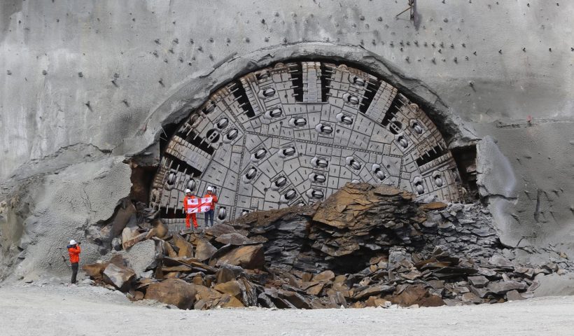 Заключительный этап прокладки 9-километрового тоннеля, который является частью автомобильной дороги Квешети-Коби, ведущей к границе с РФ