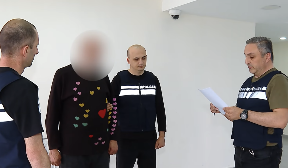 Жители Тбилиси организовали различные действия в отношении школьников в сквере