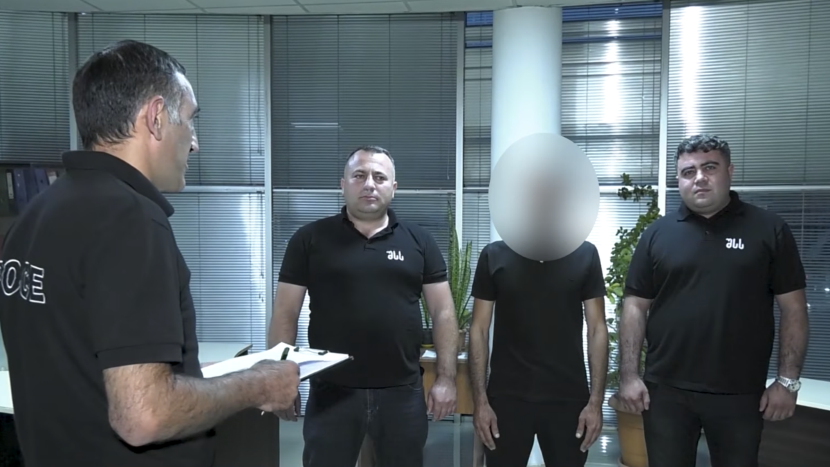 В Марнеули мужчина с ночом на голове на лошади и матю